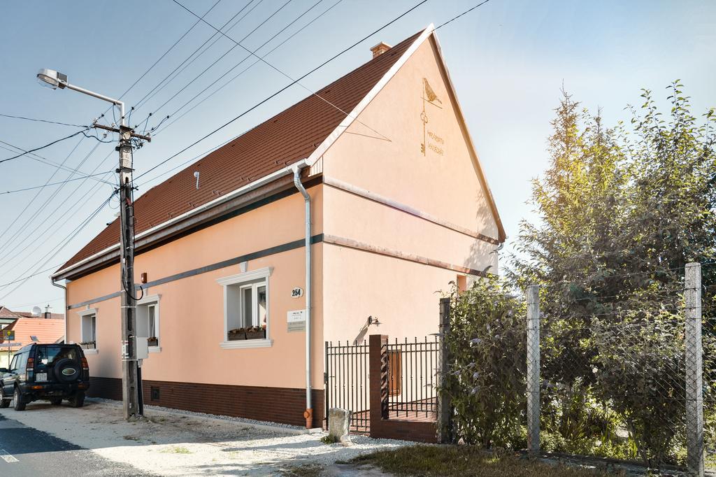 Hotel Madarlatta Vendeghaz Fertőrákos Exterior foto
